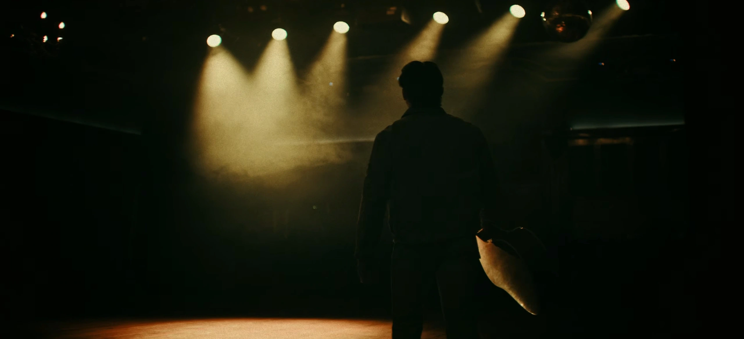 Gibson - 100 Years of Flat Tops — cinematography still (4 of 6)
